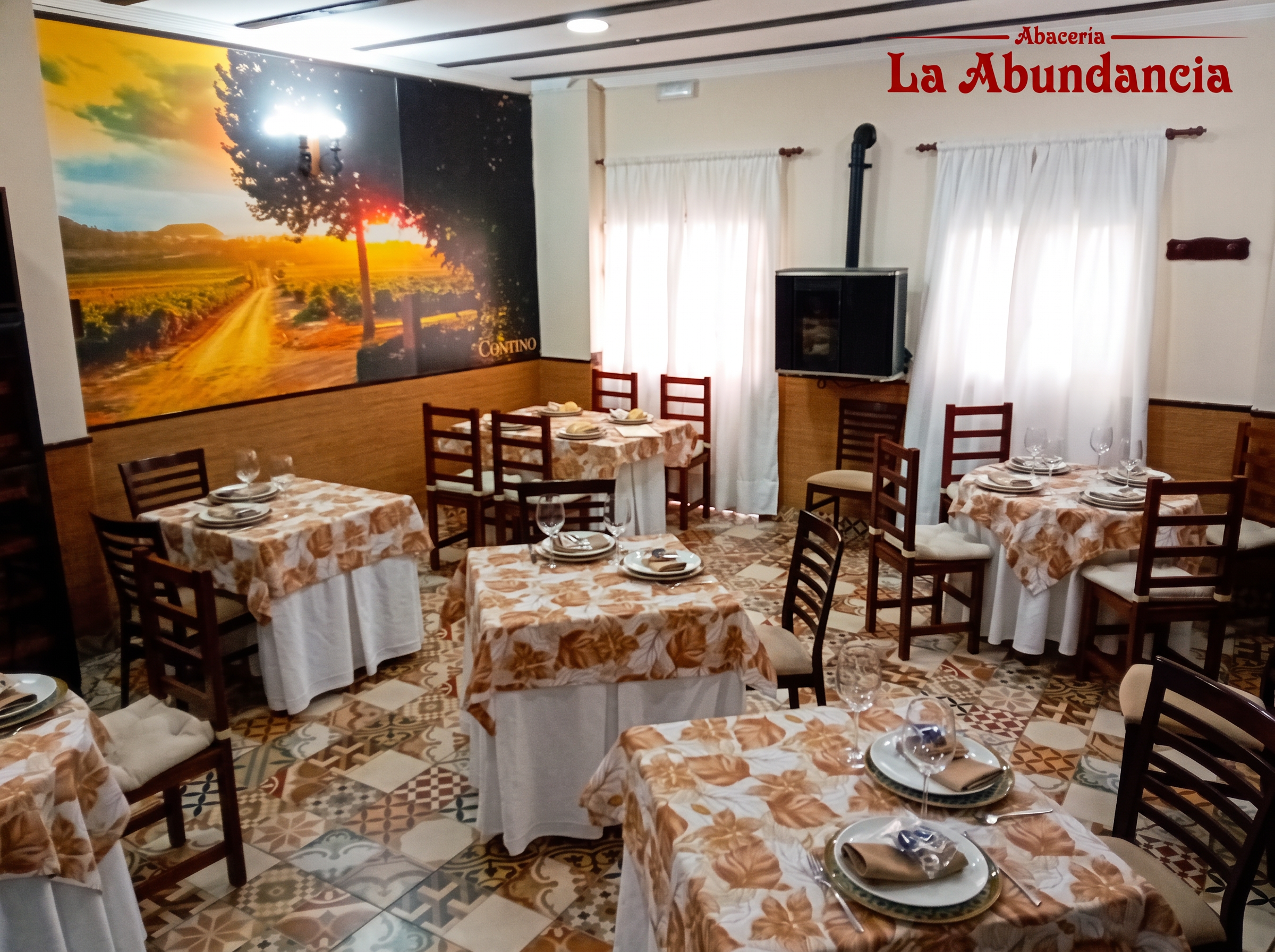 Sala del restaurante con mesas vestidas