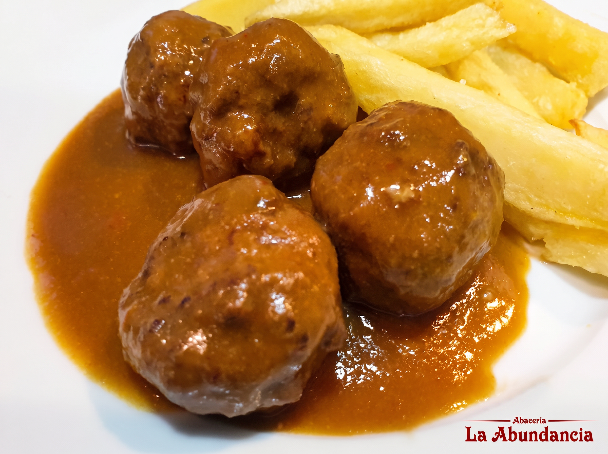 Albóndigas en salsa con patatas fritas
