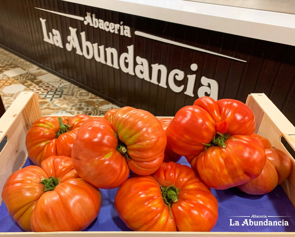 Caja de tomates de la tierra