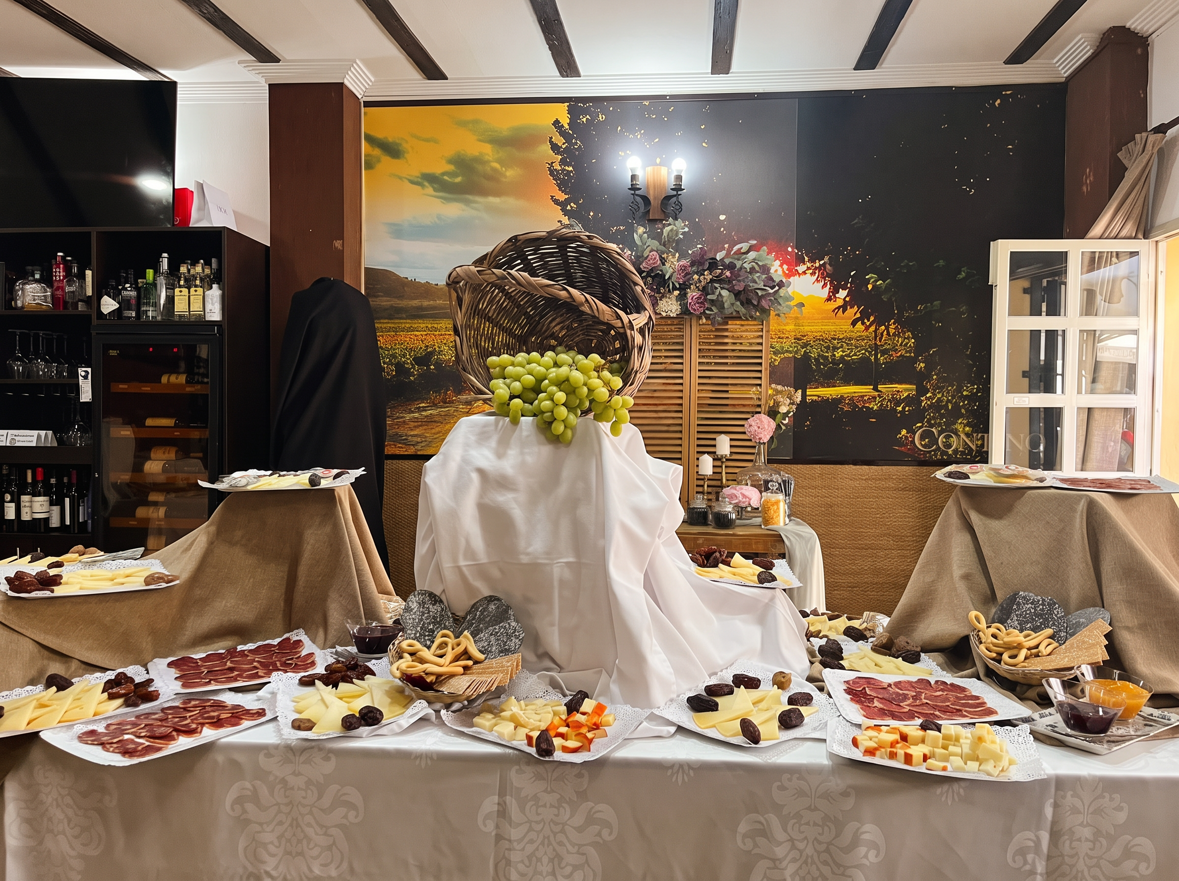 Mesa larga preparada para un grupo en el restaurante La Abundancia de Huelva